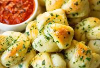 Mouthwatering Garlic Butter Knots