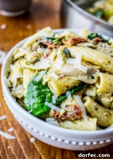 Pesto Chicken Pasta with Sun-Dried Tomatoes and Artichokes Delicious Pesto Chicken Pasta with Sun-Dried Tomatoes and Artichokes