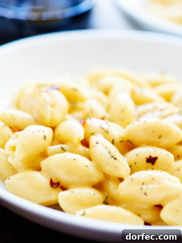 This One Pot Mac and Cheese Recipe makes for an easy, less mess, delicious vegetarian dinner! Asiago, Monterey Jack, and Cheddar Cheese make this SO good! showmetheyummy.com #macandcheese #pasta